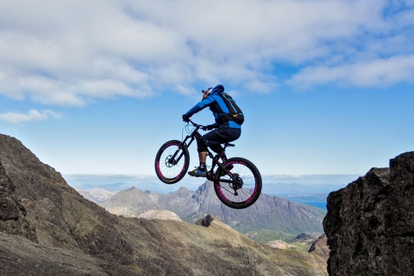 英国极限攀爬自行车运动超高难度视频《The Ridge》